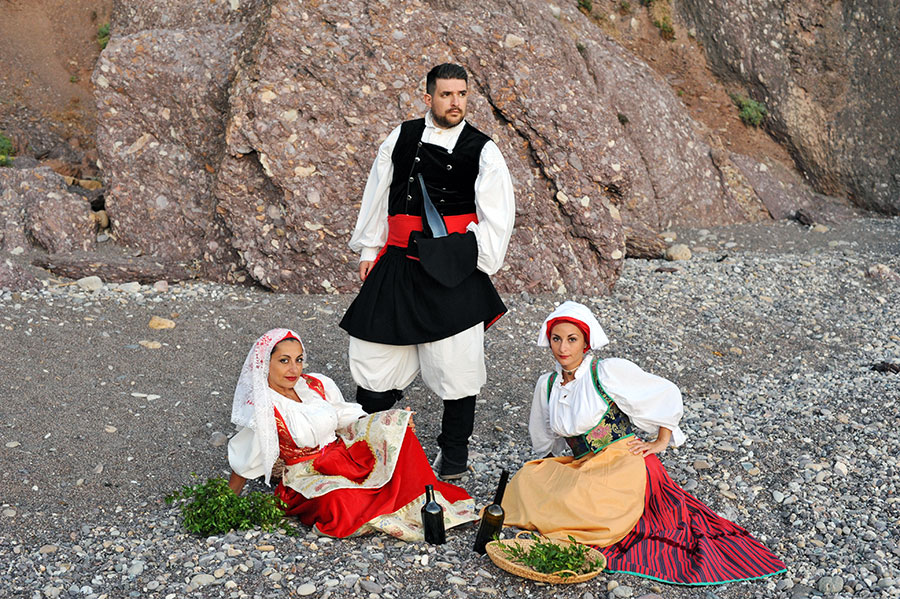 Donne e uomo in abito tradizionale sardo